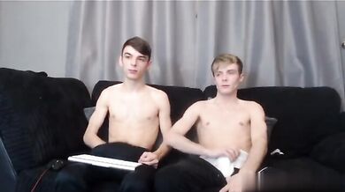 Due gay mostrano i cazzi grossi in pubblico e si seggano