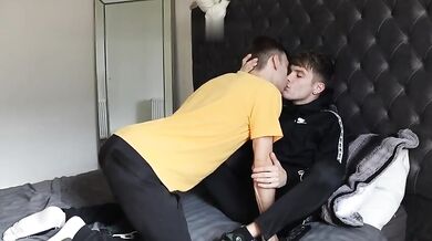 Twink succhia un cazzone finché non gli schizza tutta la sborra in bocca