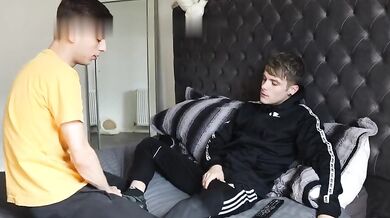 Twink succhia un cazzone finché non gli schizza tutta la sborra in bocca