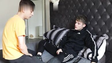Twink succhia un cazzone finché non gli schizza tutta la sborra in bocca