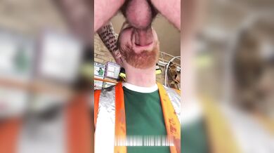 Sul cantiere il collega gli ingoia il cazzo XXL non circonciso in uniforme