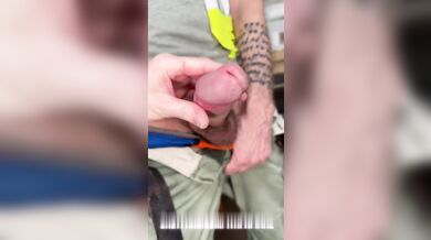 Sul cantiere il collega gli ingoia il cazzo XXL non circonciso in uniforme