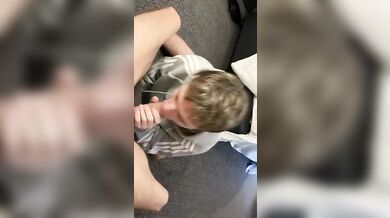 Ragazzo inglese lecca le palle degli amici e li prende in gola fino in fondo