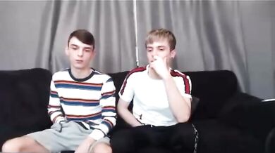 Twink si fa sfondare da più cazzi e finisce coperto di sborra