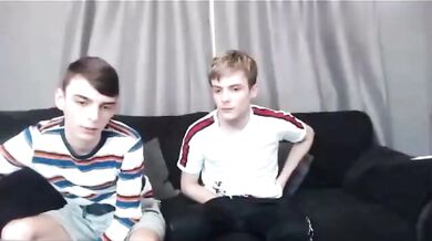 Twink si fa sfondare da più cazzi e finisce coperto di sborra