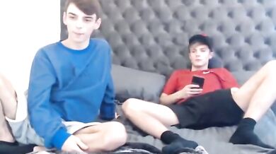 Twink britannici si leccano il culo e si trombano a pelo a vicenda