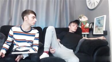 Due twink si fanno una sigaretta e poi si scopano a pelo