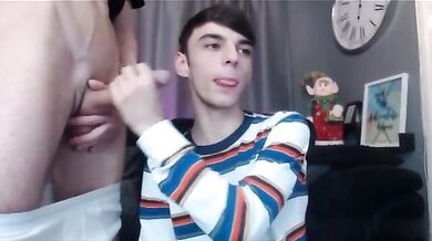 Due twink si fanno una sigaretta e poi si scopano a pelo