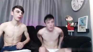 Due twink si fanno una sigaretta e poi si scopano a pelo