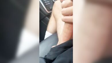 Mi fa sborrare in auto mentre guido in mezzo al traffico