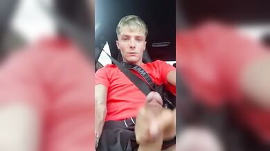 Mi fa sborrare in auto mentre guido in mezzo al traffico