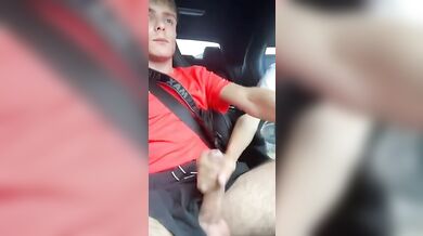 Mi fa sborrare in auto mentre guido in mezzo al traffico