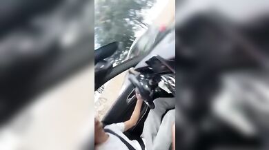 Mi fa sborrare in auto mentre guido in mezzo al traffico