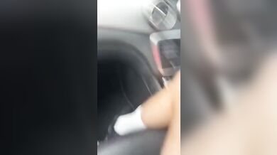 Mi fa sborrare in auto mentre guido in mezzo al traffico