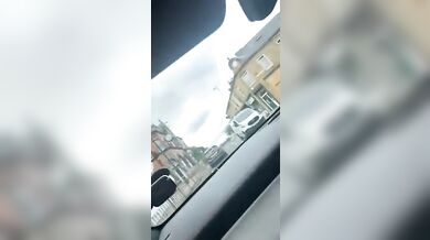 Mi fa sborrare in auto mentre guido in mezzo al traffico
