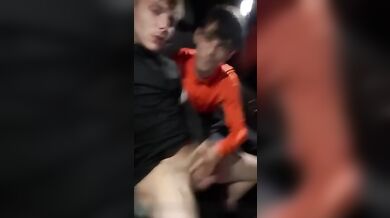 Due scozzesi si succhiano e si segnano in macchina