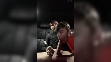 Due scozzesi si succhiano e si segnano in macchina