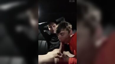 Due scozzesi si succhiano e si segnano in macchina