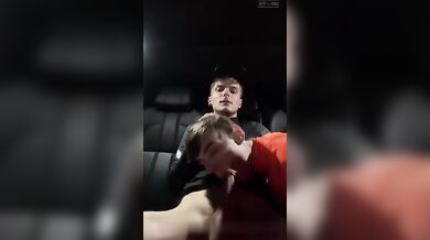 Due scozzesi si succhiano e si segnano in macchina