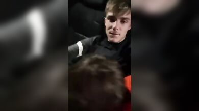 Due scozzesi si succhiano e si segnano in macchina