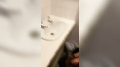 Twink succhia e ingoia lo sperma nel bagno pubblico