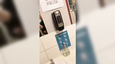 Twink succhia e ingoia lo sperma nel bagno pubblico