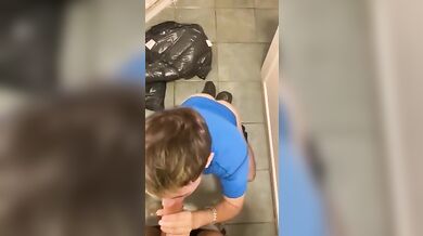 Twink succhia e ingoia lo sperma nel bagno pubblico