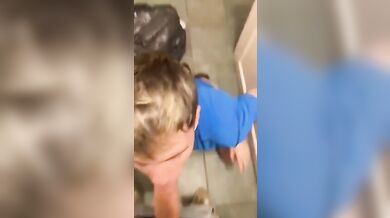 Twink succhia e ingoia lo sperma nel bagno pubblico