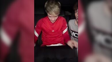 Twink britannici col cazzo grosso si succhiano e scopano in auto