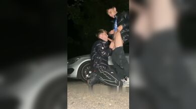 Twink succhiano il cazzo grosso sul ciglio della strada