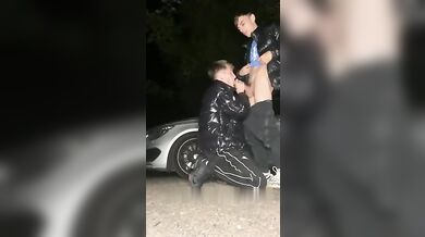 Twink succhiano il cazzo grosso sul ciglio della strada