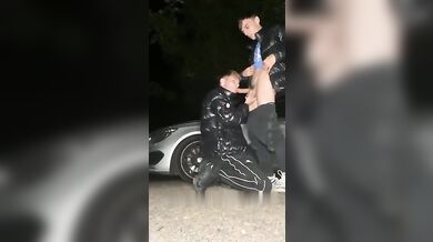 Twink succhiano il cazzo grosso sul ciglio della strada