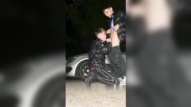 Twink succhiano il cazzo grosso sul ciglio della strada