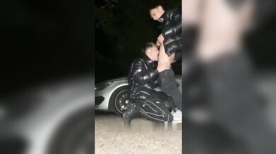 Twink succhiano il cazzo grosso sul ciglio della strada