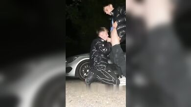 Twink succhiano il cazzo grosso sul ciglio della strada
