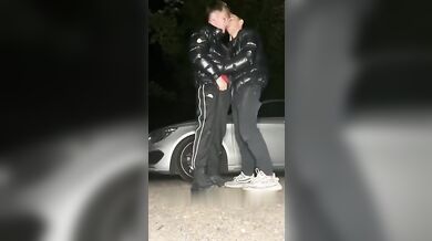 Twink succhiano il cazzo grosso sul ciglio della strada