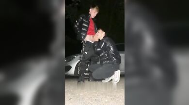 Twink succhiano il cazzo grosso sul ciglio della strada
