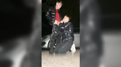 Twink succhiano il cazzo grosso sul ciglio della strada