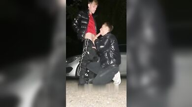 Twink succhiano il cazzo grosso sul ciglio della strada