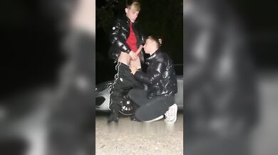 Twink succhiano il cazzo grosso sul ciglio della strada