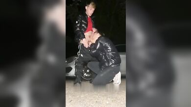 Twink succhiano il cazzo grosso sul ciglio della strada
