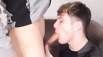 Twink scozzese succhia il cazzo grosso al fratello