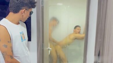 Lo guardano mentre lo incula e vuole scoparlo pure lui
