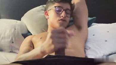 Il nerd con gli occhiali lascia l'xbox e si fa una sega