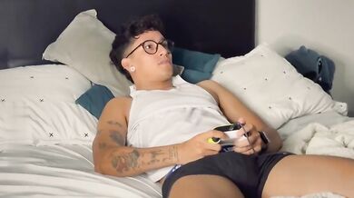 Il nerd con gli occhiali lascia l'xbox e si fa una sega