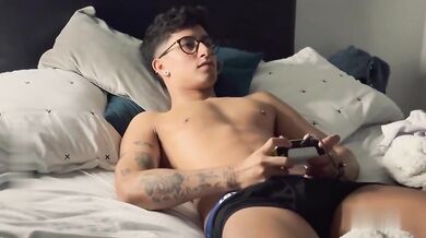 Il nerd con gli occhiali lascia l'xbox e si fa una sega