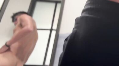 Si tocca il cazzo nello spogliatoio del negozio di nascosto