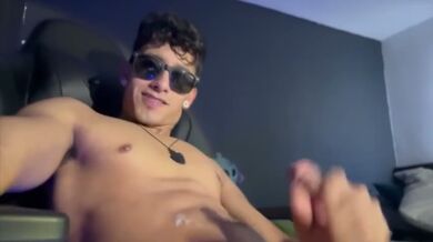 In diretta si arrapa e si sega fino a sborrare forte