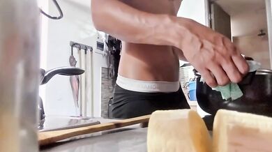 Il cuoco caldo si sega e sborra dentro i boxer