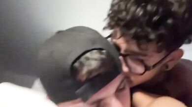 Il vicino etero si fa venire in culo dopo il pompino